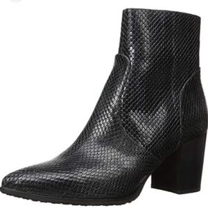 🐍 Blonde Black Snake-Embossed Waterproof Boots - Size 6.5 🐍